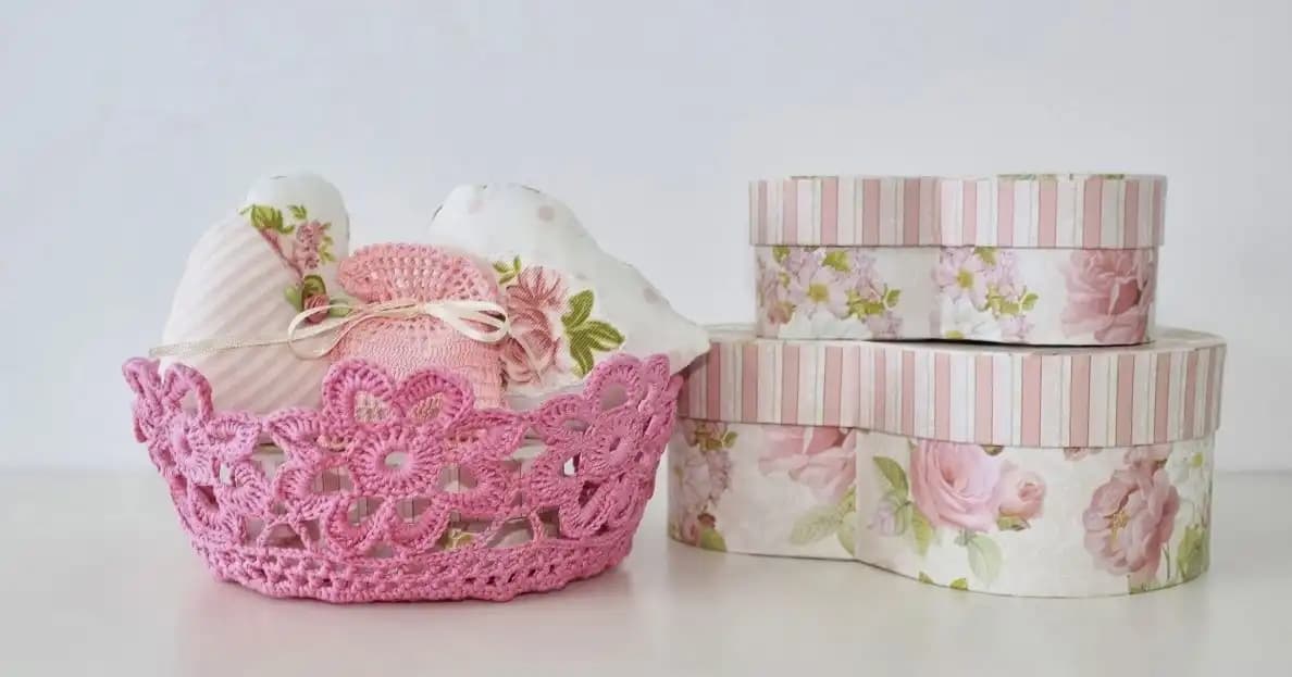 Pembe Sepetlerle Dekorasyonda Zarafet ve Sıcaklık Yaratmanın Yolları
