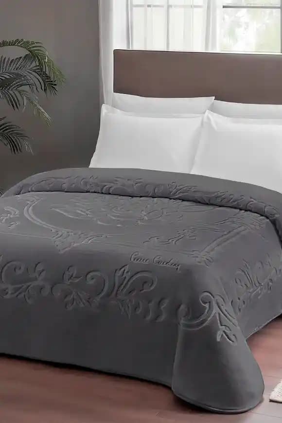 Pierre Cardin Emboss Çift Kişilik Battaniye Modern Tasarım ve Yüksek Kaliteyle Dekorasyonunuza Şıklık Katar