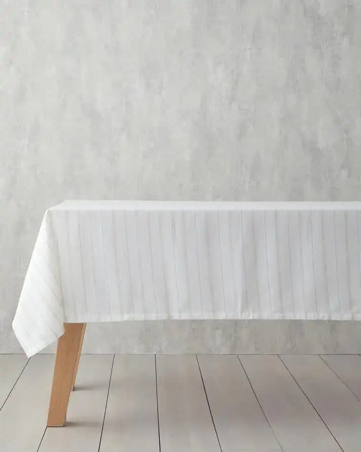 Polyester Masa Örtüsü ile Dekorasyonda Şıklık ve Pratiklik Sağlama Rehberi