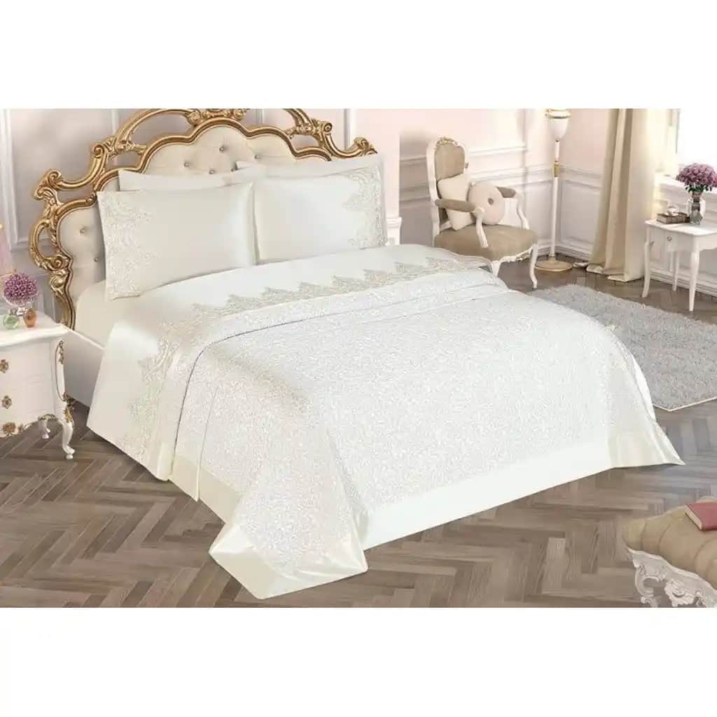 Saten Yatak Takımıyla Dekorasyonda Şıklık ve Konforun Buluşması