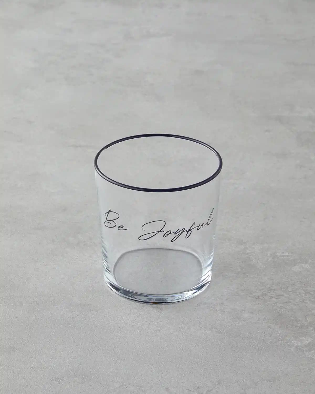 Siyah Cam Bardaklar Dekorasyonda Şıklık ve Çok Yönlülük Sunar