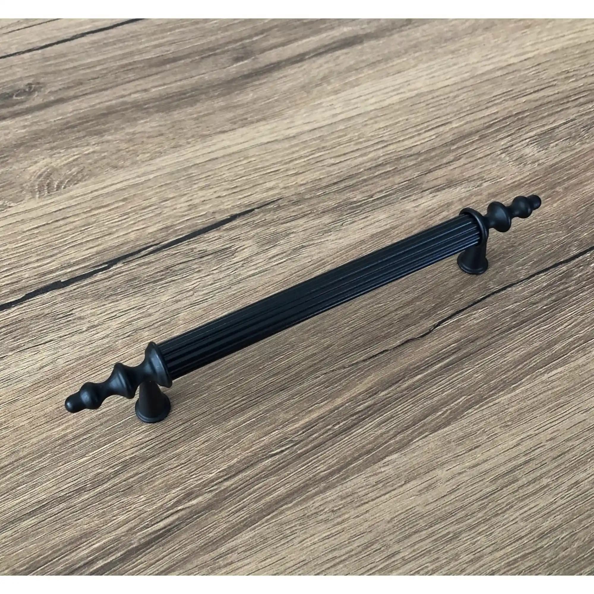 Siyah Çekmece Kulpları ile Modern ve Şık Dekorasyon Çözümleri