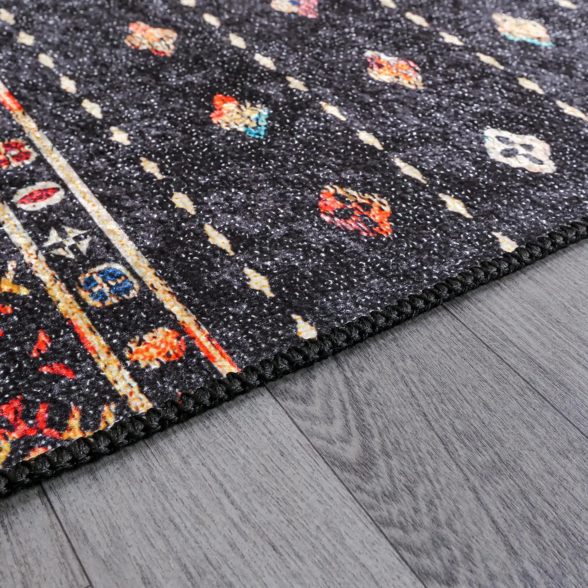 Siyah Kilim Dekorasyonunda Modern ve Geleneksel Tarzların Harmanı