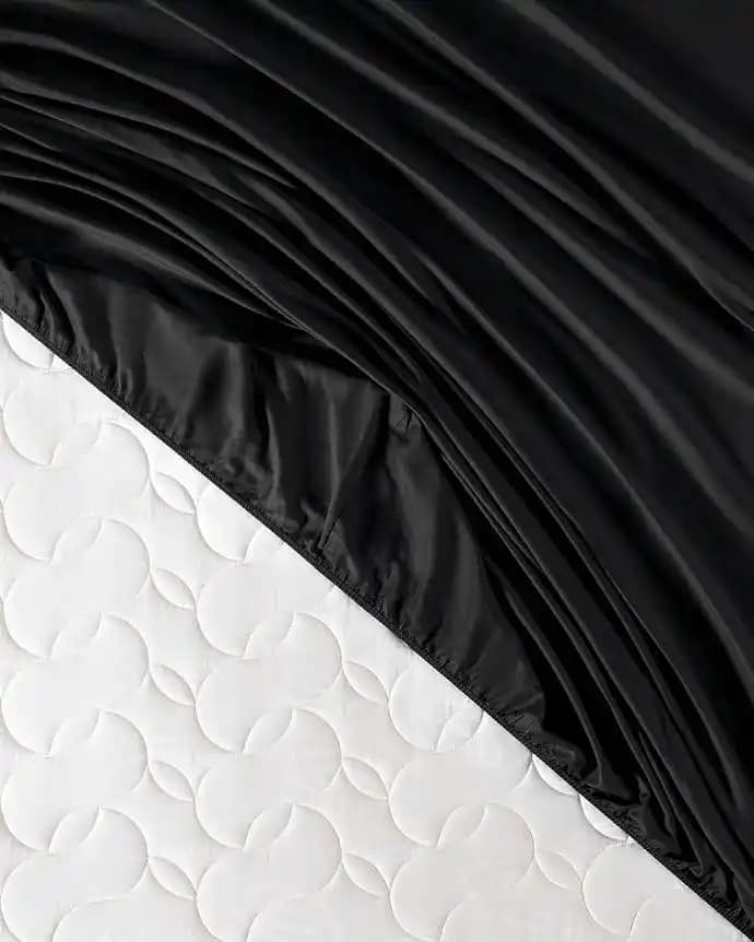 Siyah Saten Çarşaf ile Modern ve Şık Yatak Odası Dekorasyonu Rehberi