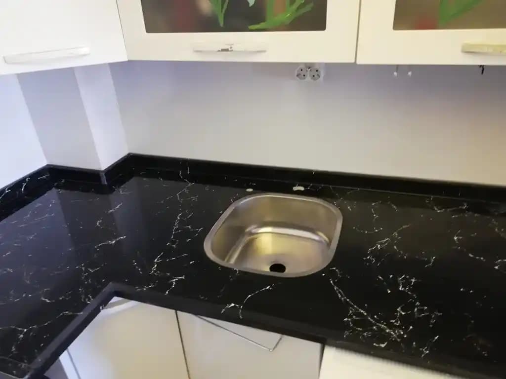 Siyah Simli Mutfak Tezgahı: Modern Dekorasyonda Şıklık ve İşlevsellik Bir Arada