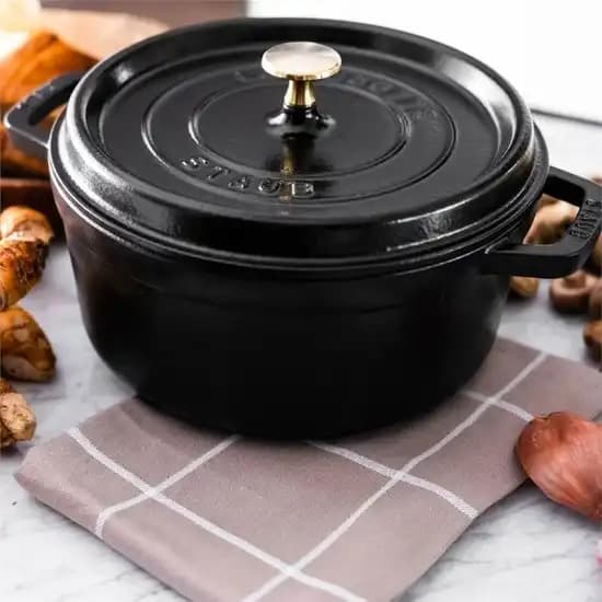 Staub döküm tencere: dayanıklı ve şık mutfak dekorasyonunda tercih edilen ürünler