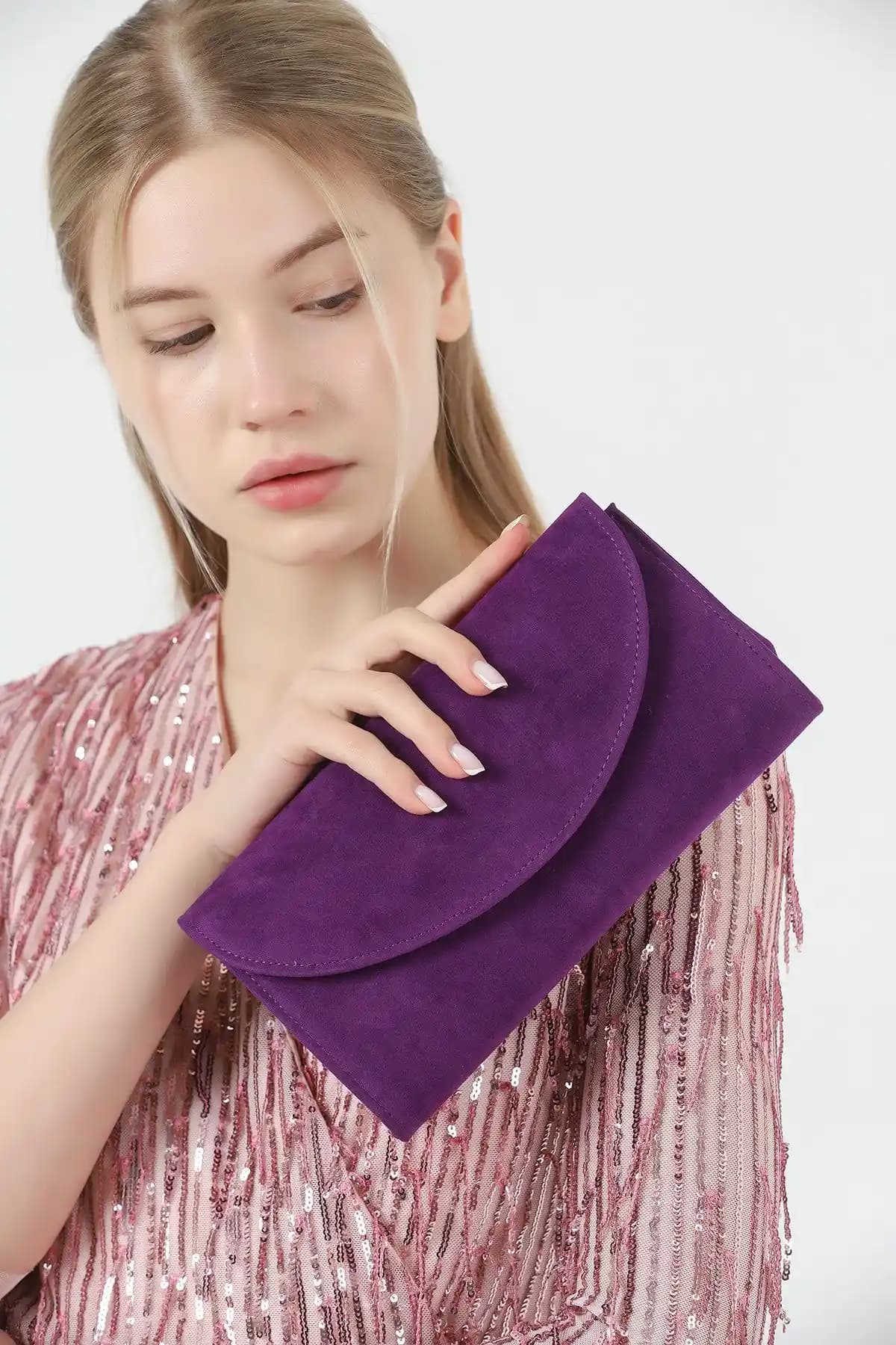 Süet Abiye Çanta Seçenekleri ve Kombinasyon İpuçlarıyla Zarif Görünüm