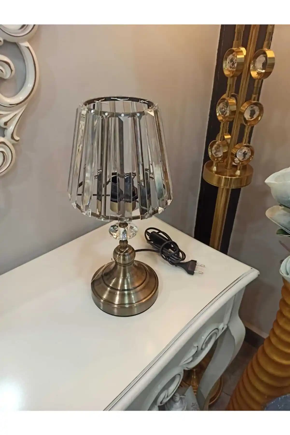 Taşlı Abajur Dekorasyonunda Şıklık ve Zarafeti Yansıtan En Güzel Seçenekler