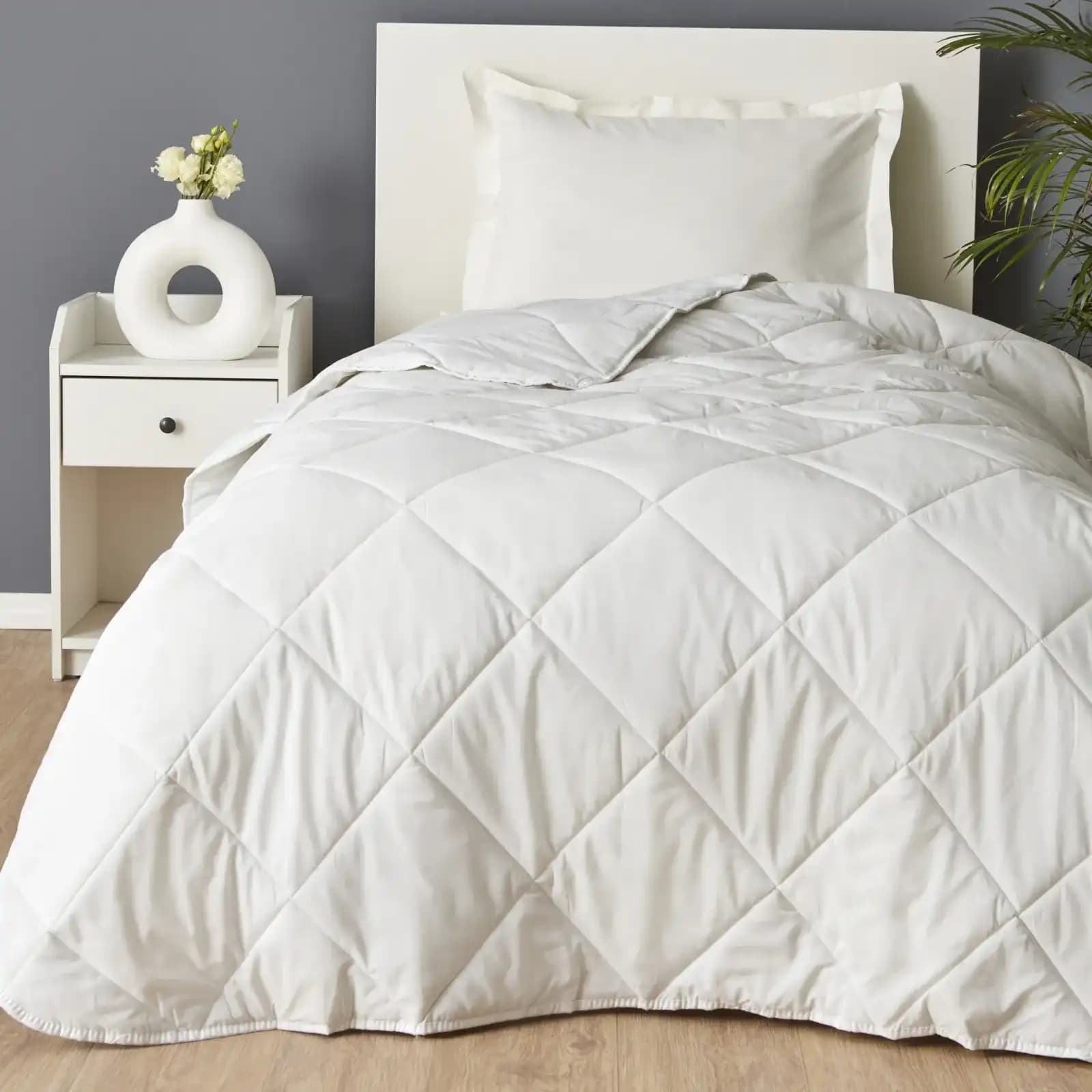 Tek Kişilik Microfiber Yorgan ile Modern Yatak Odası Dekorasyonunda Konfor ve Şıklık