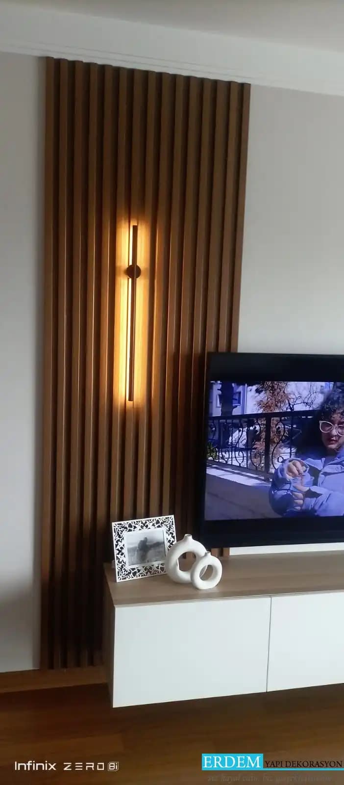TV Arkası Dekorasyonunda Lambiri Kullanımı ve Modern Tasarım İpuçları