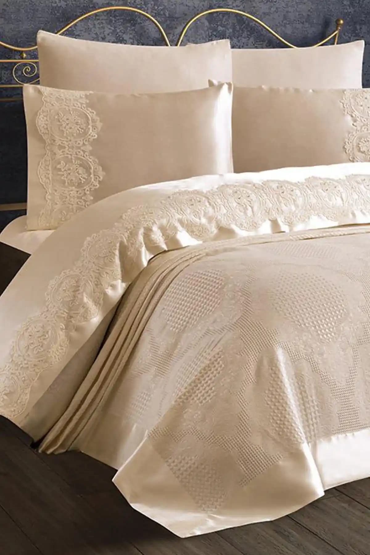 Yatak Odası Dekorasyonunda Çift Kişilik Pike Takımlarıyla Şıklık ve Konforu Yakalayın