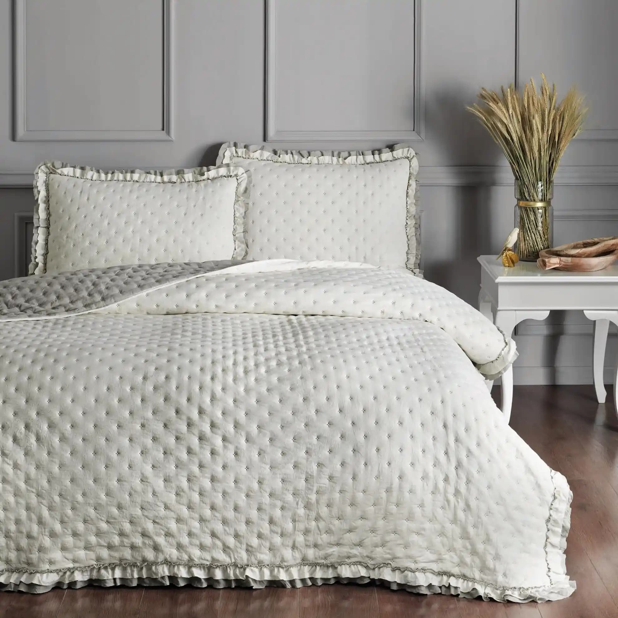 Yatak Odası Dekorasyonunda Çift Yatak Örtüsü Seçimi ve Dekoratif İpuçları