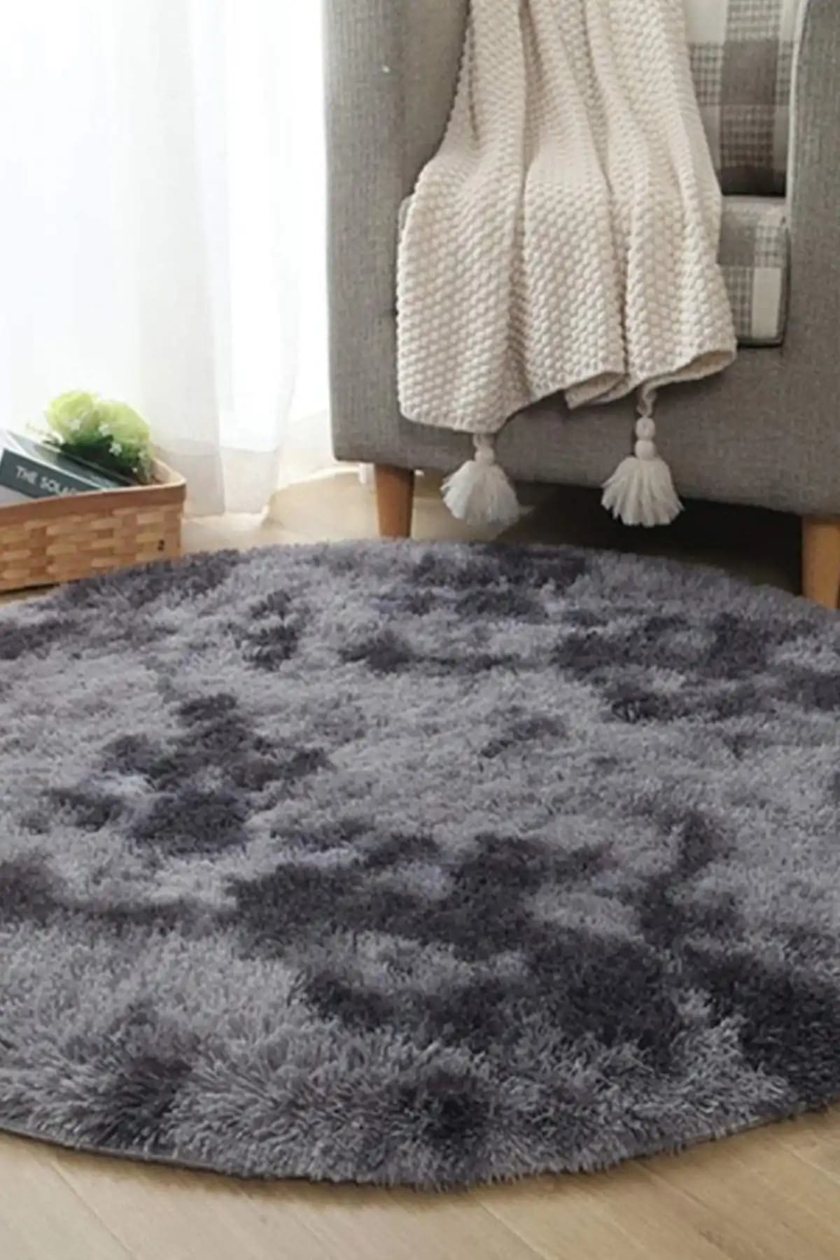 Yuvarlak Peluş Halılar ile Modern Dekorasyonda Sıcak ve Şık Dokunuşlar