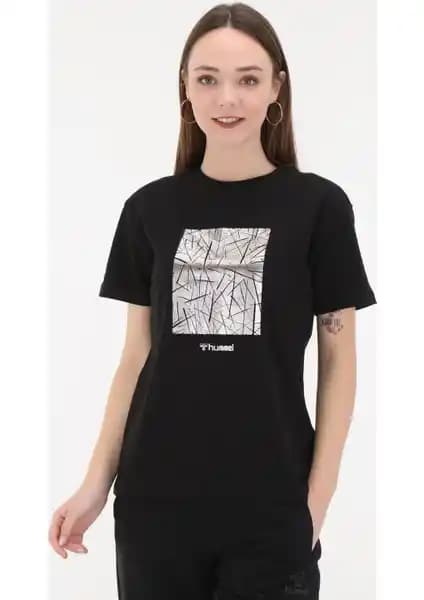 Hummel Kadın Baskılı Siyah T-Shirt: Şıklık ve Konforu Bir Arada Sunan Modern Tasarım