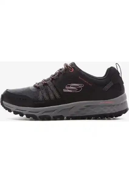 Skechers Kadın Siyah Spor Ayakkabısı: Şıklık ve Konfor Sunan Modern Tasarım