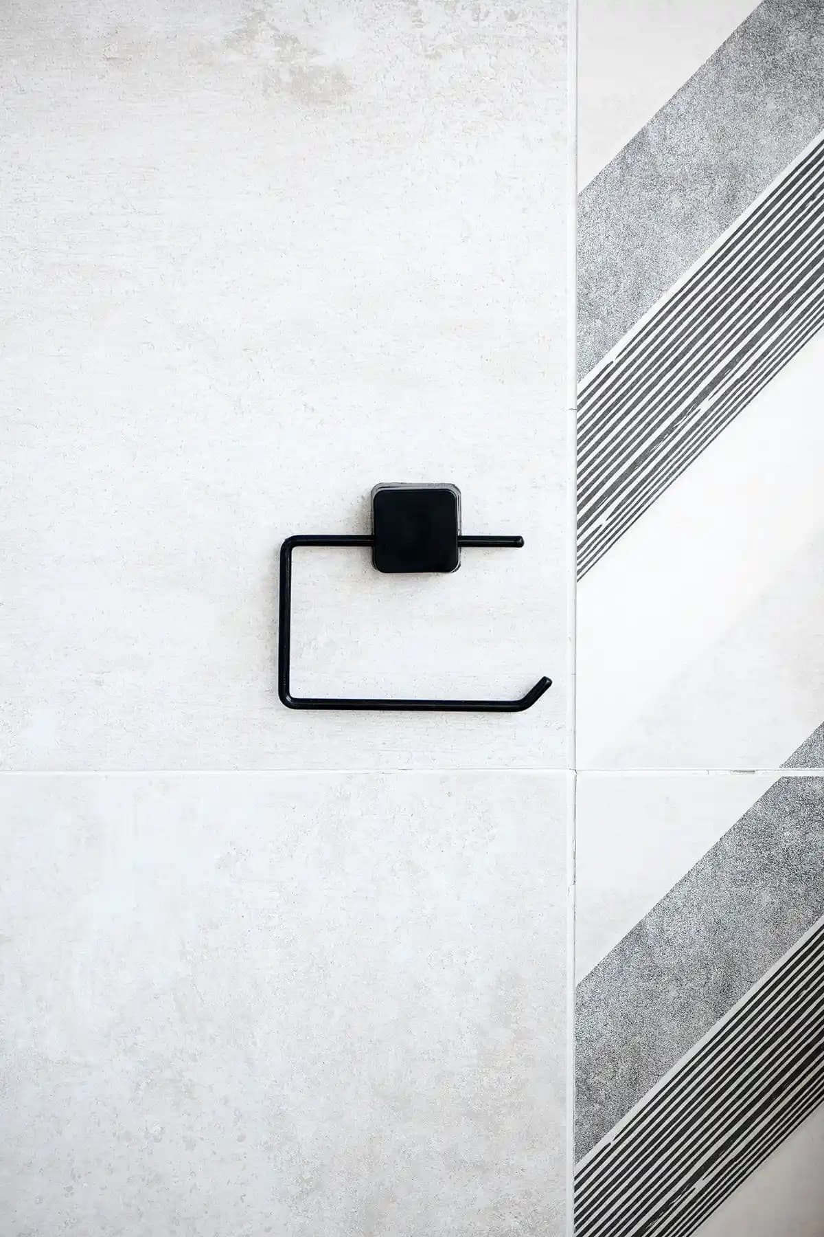 Hagen Yapışkanlı Tuvalet Kağıtlığı: Modern ve Dayanıklı Banyo Aksesuarları