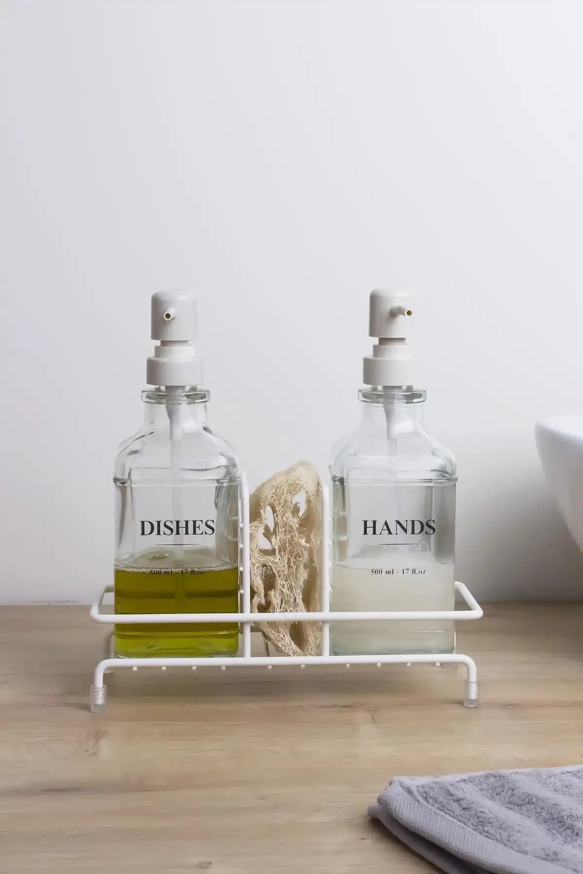 Okyanus Home Beyaz Pompalı ve Standlı Kare Cam Sıvı Sabunluk 500ml ile şık ve kullanışlı banyo ve mutfak düzeni