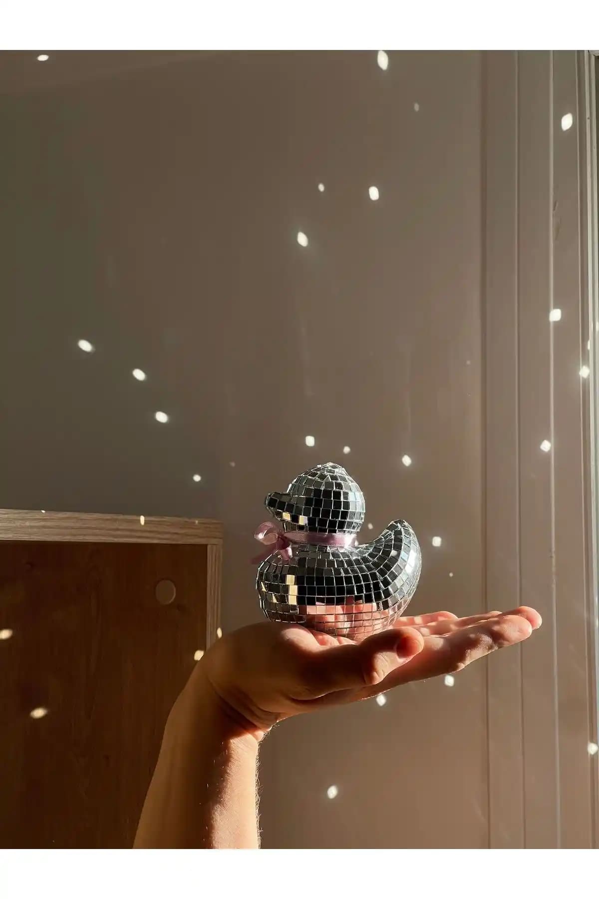 Retro Tasarım RedameÖrdek Disko Topu ile Şık ve Nostaljik Dekorasyon İmkanları