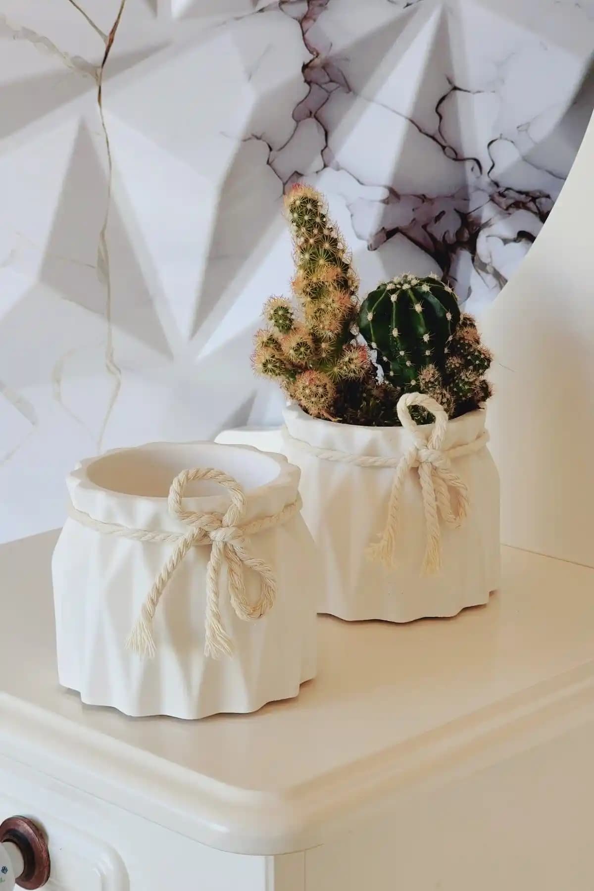 Modern Minimalist Beyaz Vazo Seti: Şıklık ve Dayanıklılık Bir Arada