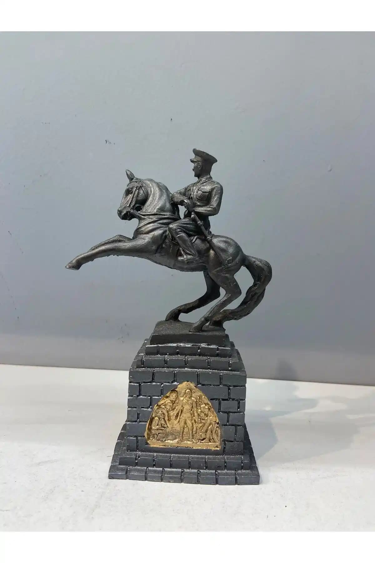 Polyester Atatürk Onur Anıtı Heykeli: Estetik ve Kaliteli Dekoratif Parça