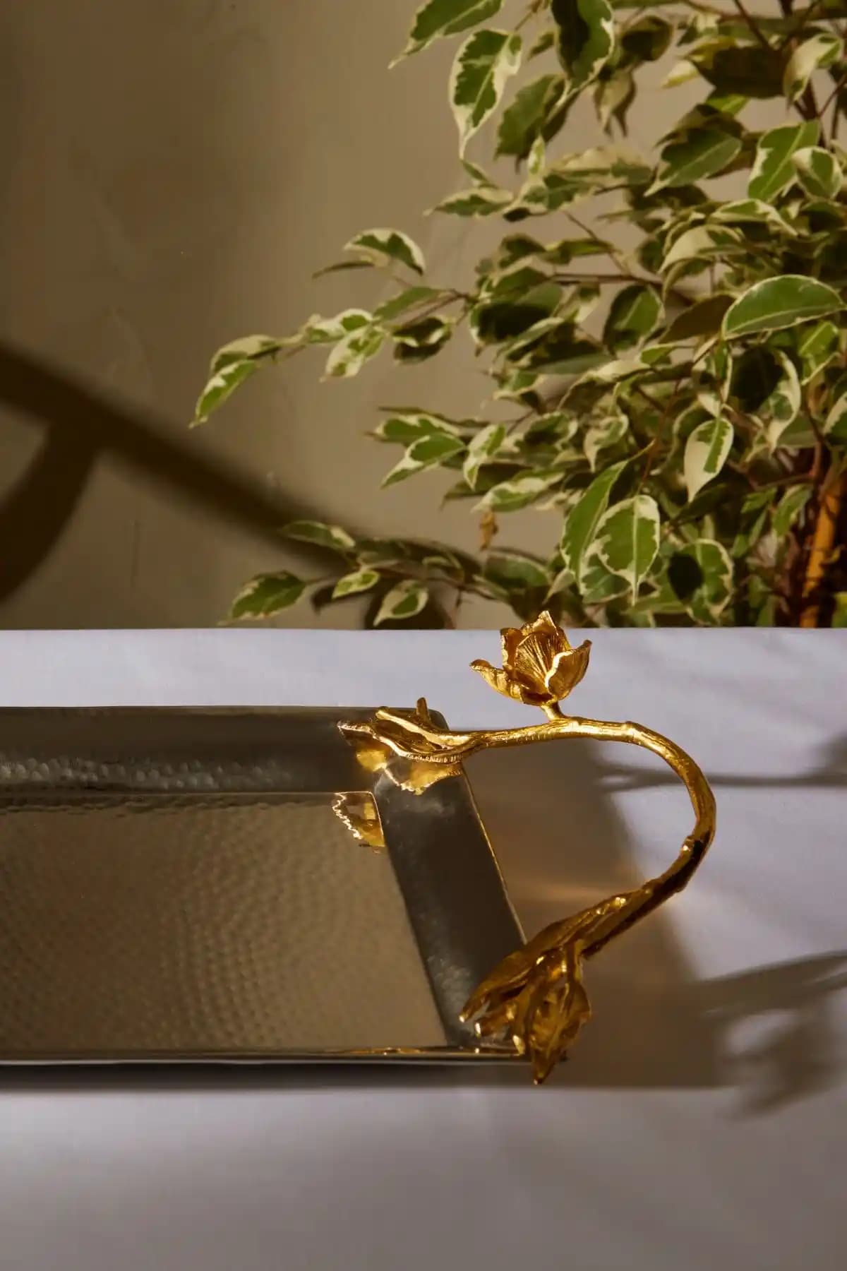 Karaca Home Tulip Dekoratif Tepsi İncelemesi: Estetik ve Fonksiyonelliği Bir Arada Sunuyor