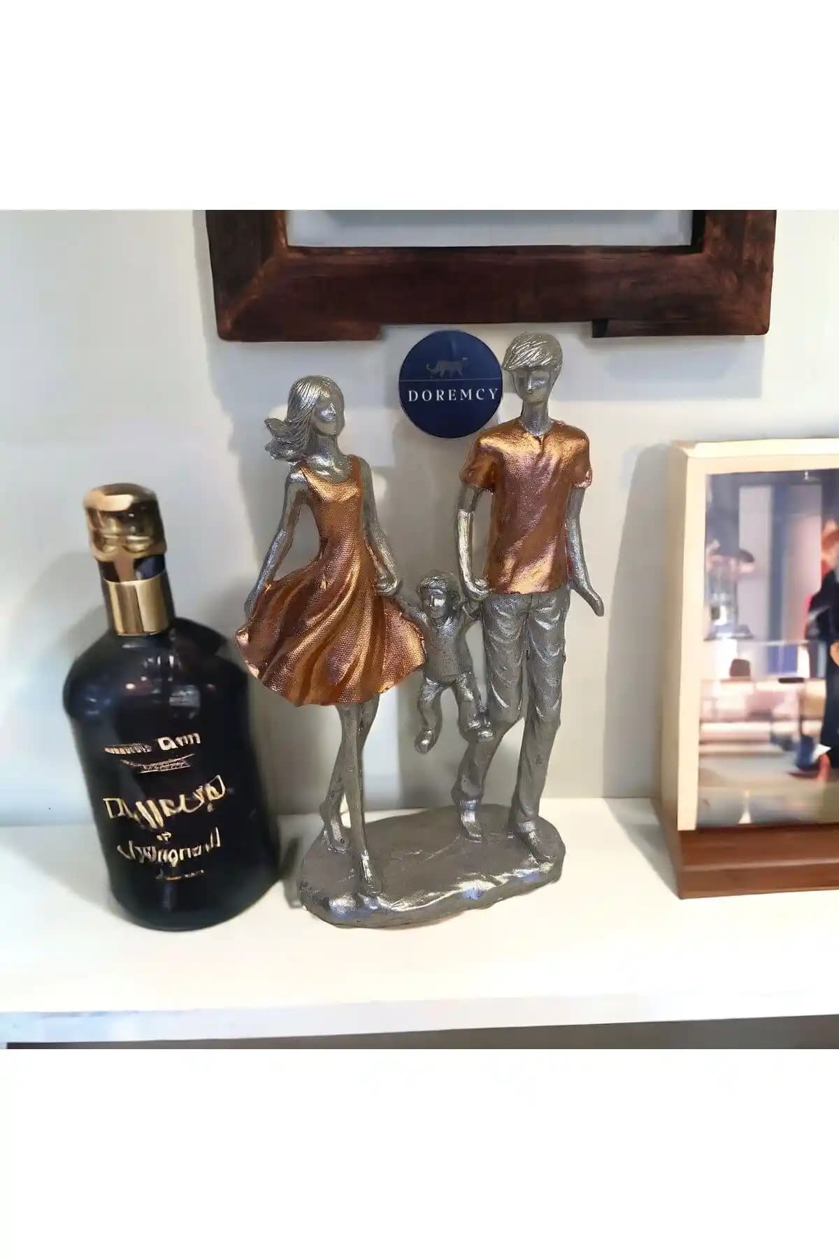 Doremcy Gümüş Renkli Mutlu Aile Biblo: Estetik ve Fonksiyonel Bir Dekoratif Obje