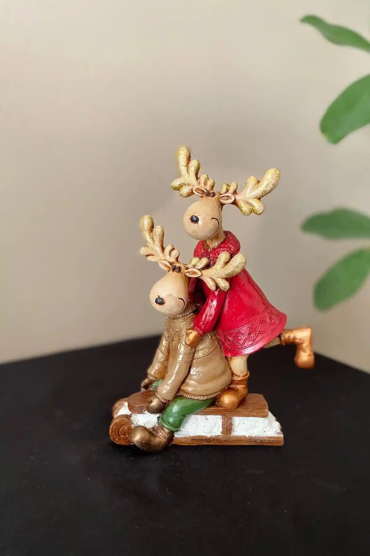 Tasarloxi Kızaklı Geyik Çift Yılbaşı Dekor Süsü: Romantik Etkileyici Bir Seçenek