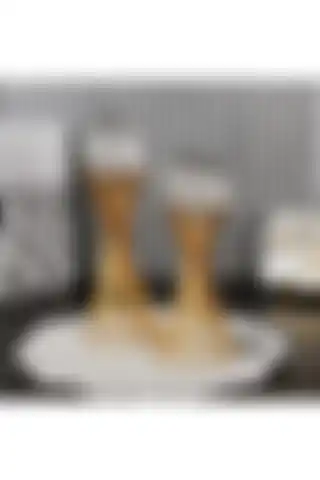 Modern Tasarımlı Altın Burmalı Dekoratif Küre ile Evinizi Şıklaştırın