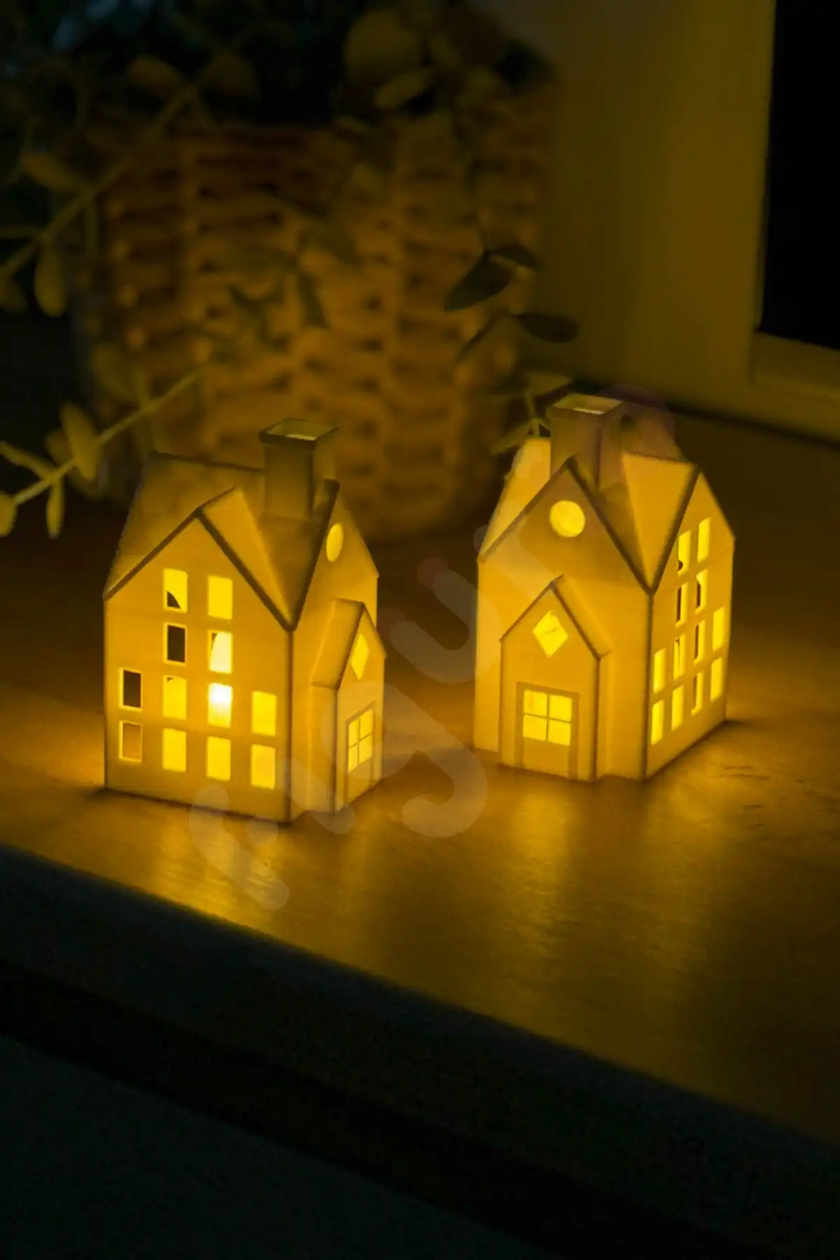 Figurio Kış Evi Tealight Mumluk: Modern Tasarımıyla Kış Dekorasyonunuza Sıcaklık Katıyor
