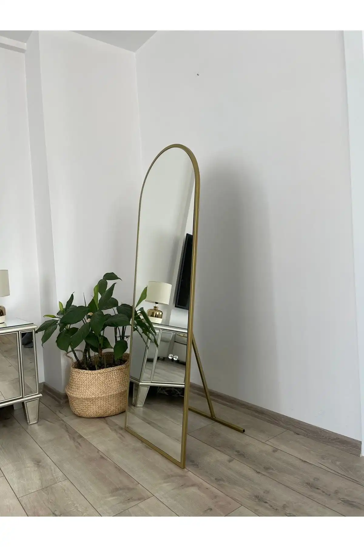 EFFE YAPI DEKOR Gold Metal Çerçeveli Oval Ayaklı Boy Aynası ile Şık Dekoratif Çözümler