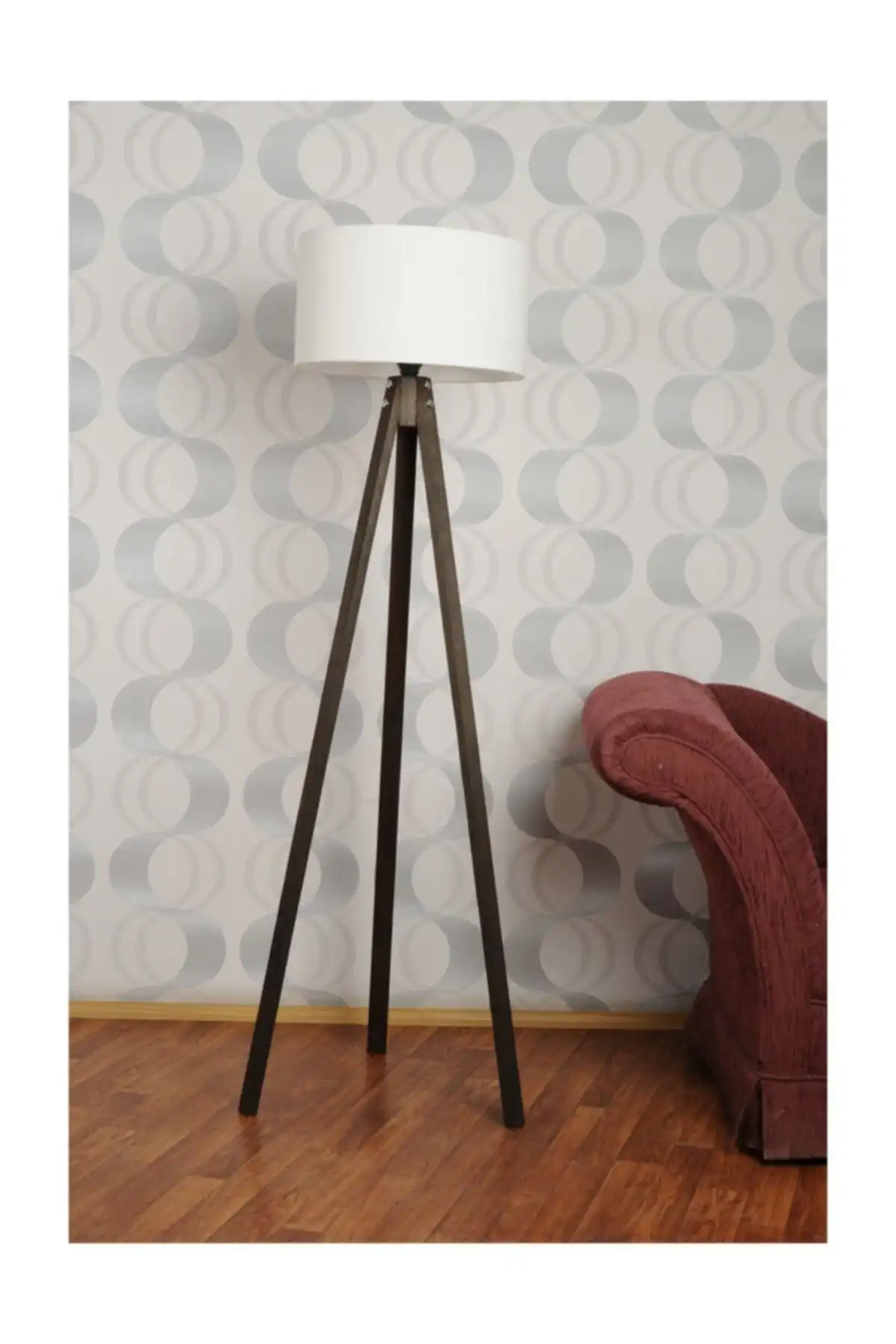 Homedit 3 Ayaklı Tripod Lambader: Modern Tasarım ve Fonksiyonelliğin Buluştuğu Nokta