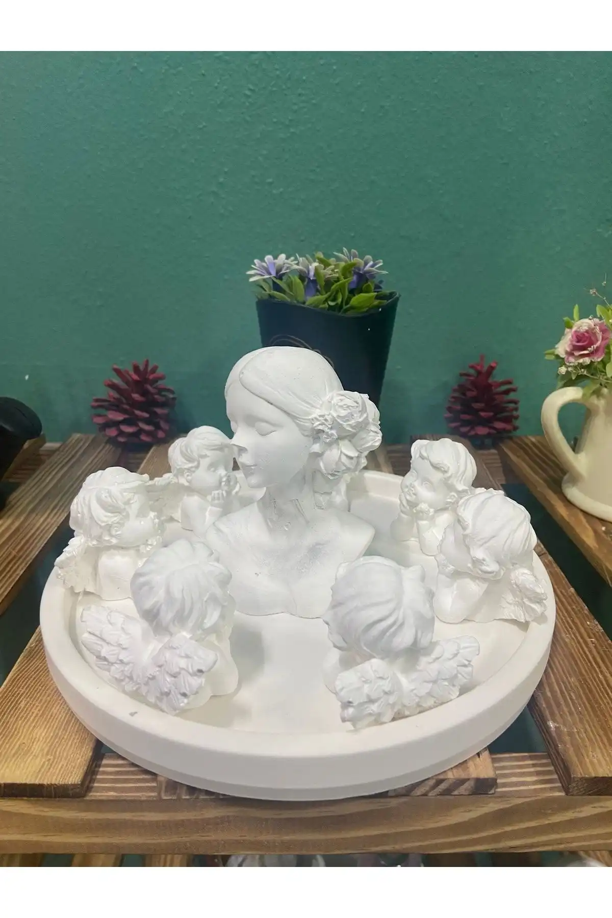 Anne ve Melek Çocukları: Özgür Sanat Atölyesi'nin Zarif Dekoratif Heykeli