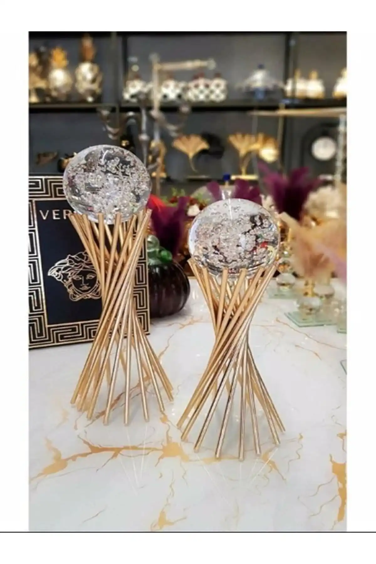 KIRAT HOME DESIGN Dekoratif Altın Burmalı Çapraz Ayaklı Küre ile Modern Dokunuş