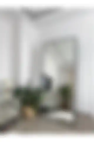 Siyah Metal Çerçeveli Ayaklı Boy Aynası: EFFE YAPI DEKOR'un Şık Tasarımı
