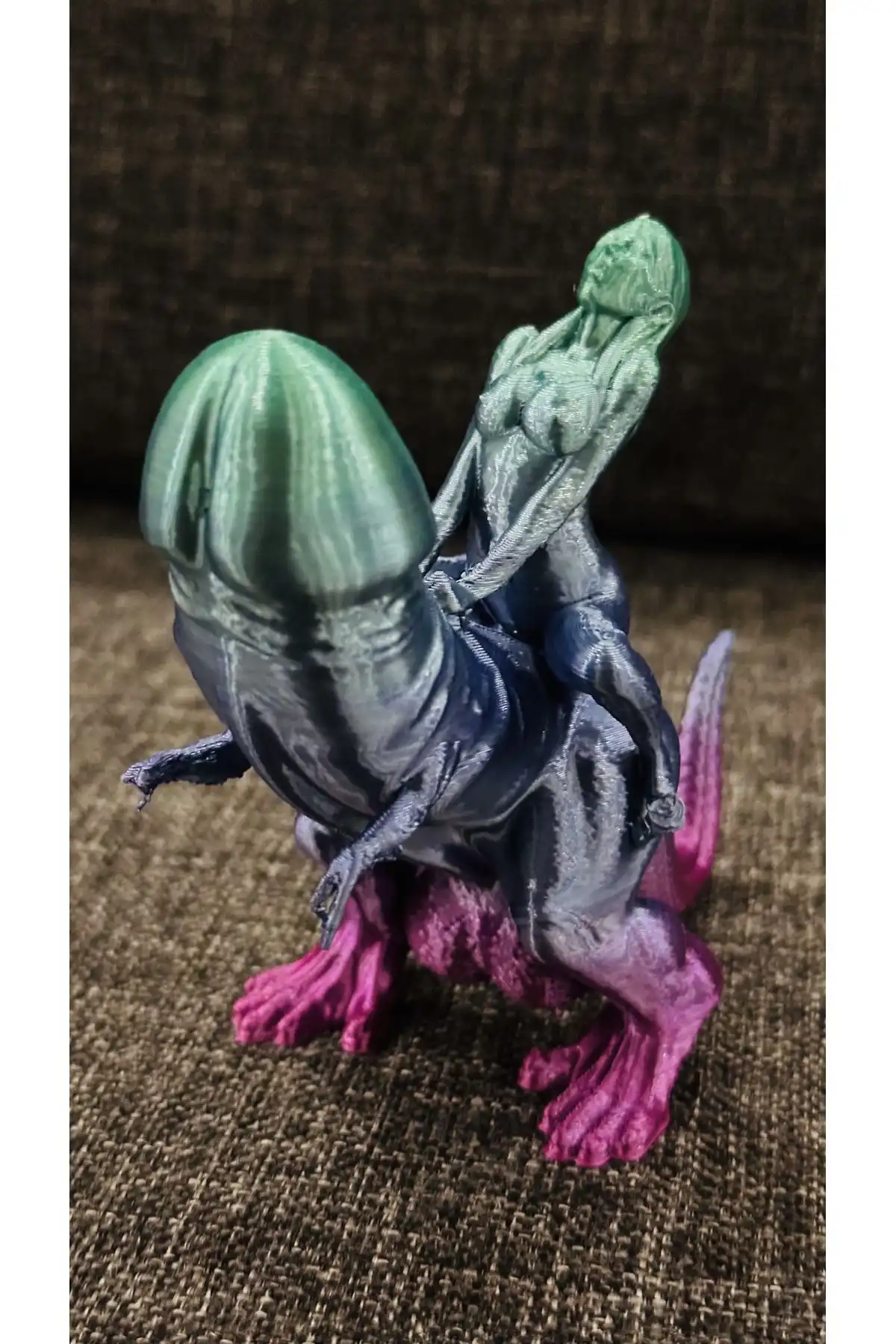 YUONİS ARTGirl Riding Dino Dick: Eğlenceli ve Modern Dekorasyon Seçeneği