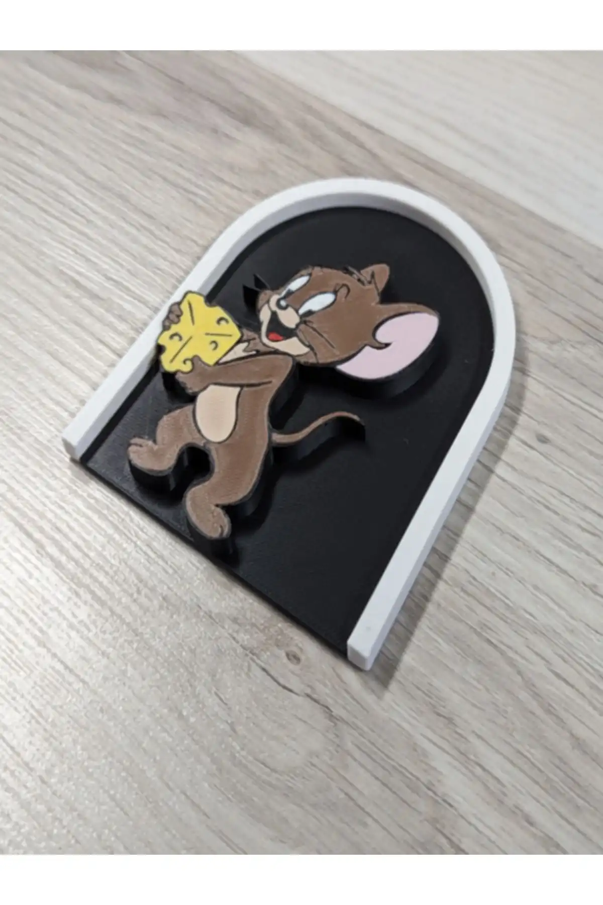 Tom ve Jerry Dekoratif Duvar Deliği Süsü ile Evinize Eğlenceli Bir Dokunuş