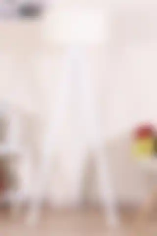 Şıklık ve Fonksiyonelliği Bir Arada Sunan 3 Ayaklı Dekoratif Lambader