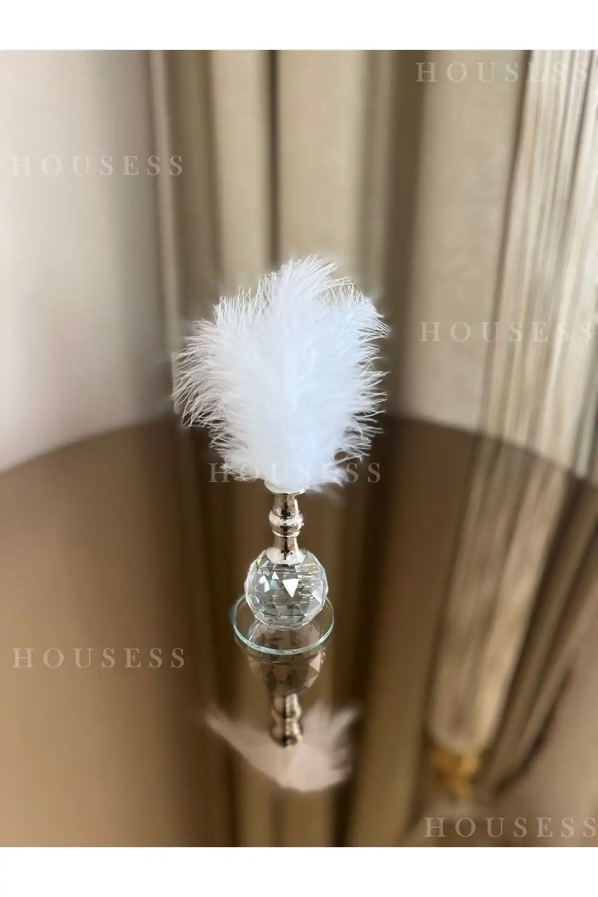 Housess1 Beyaz Tüylü Gümüş Kristal Biblo ile Estetik İç Mekan Tasarımı