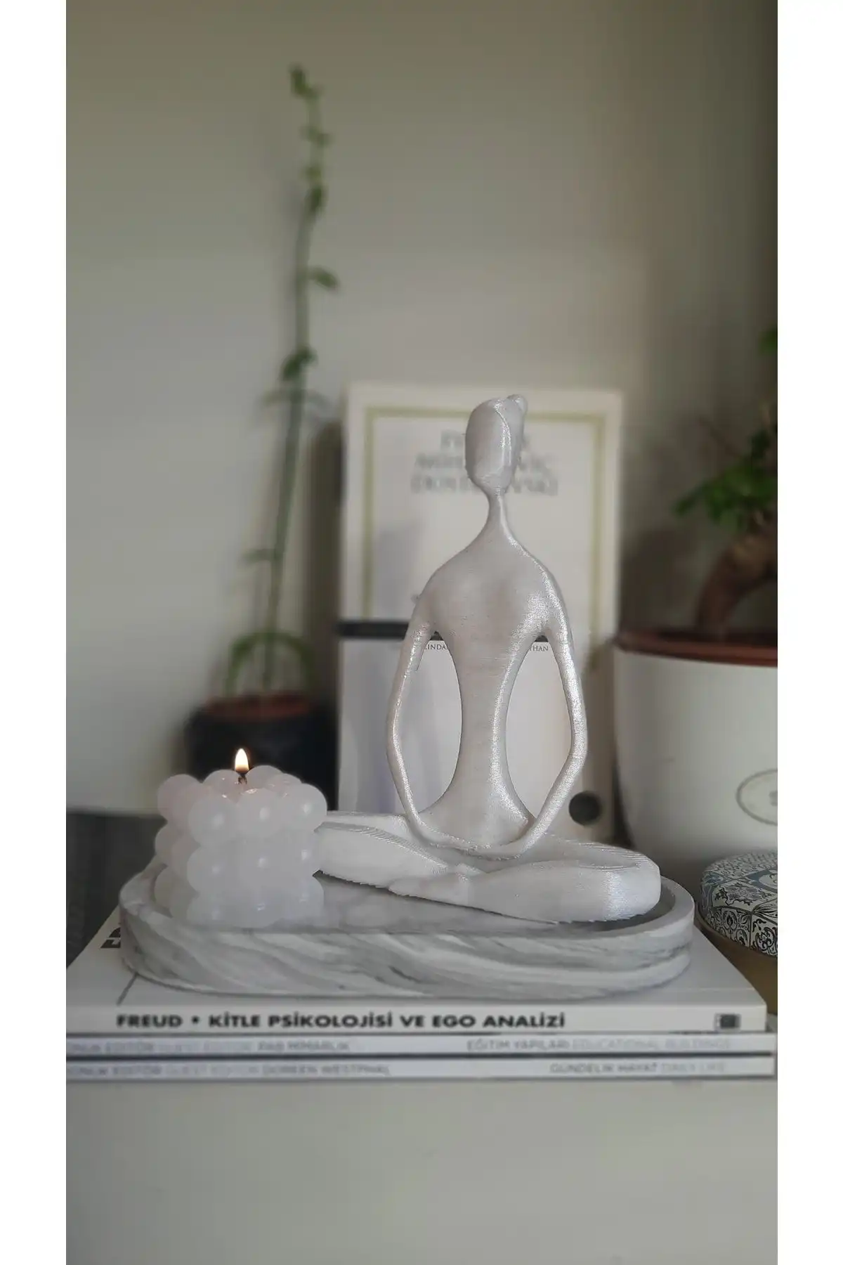 EYA STUDİO Yogacı Kız Biblosu ile Modern Dekorasyonun Sırlarını Keşfedin