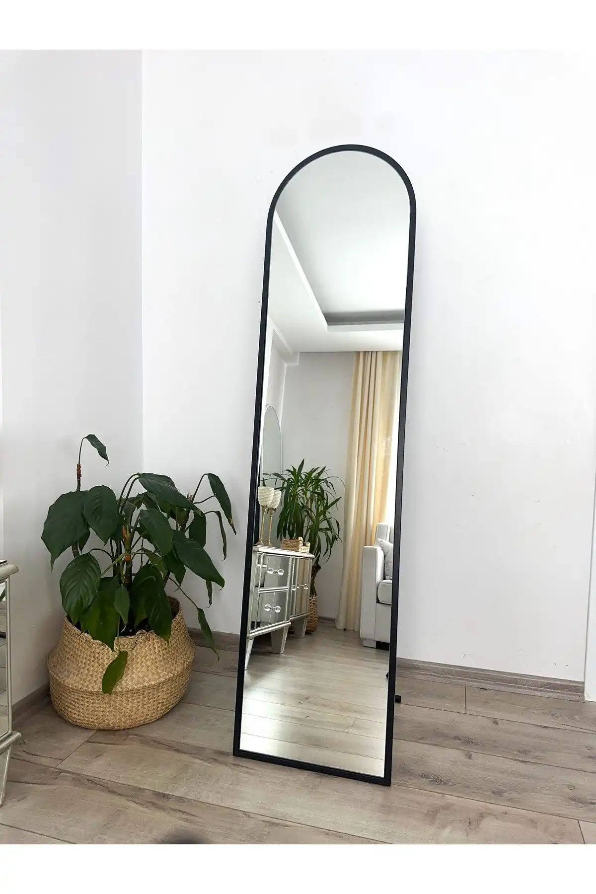 Modern ve Şık: EFFE YAPI DEKOR Siyah Metal Çerçeveli Oval Ayaklı Boy Aynası