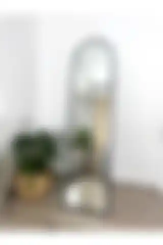 Modern ve Şık: EFFE YAPI DEKOR Siyah Metal Çerçeveli Oval Ayaklı Boy Aynası