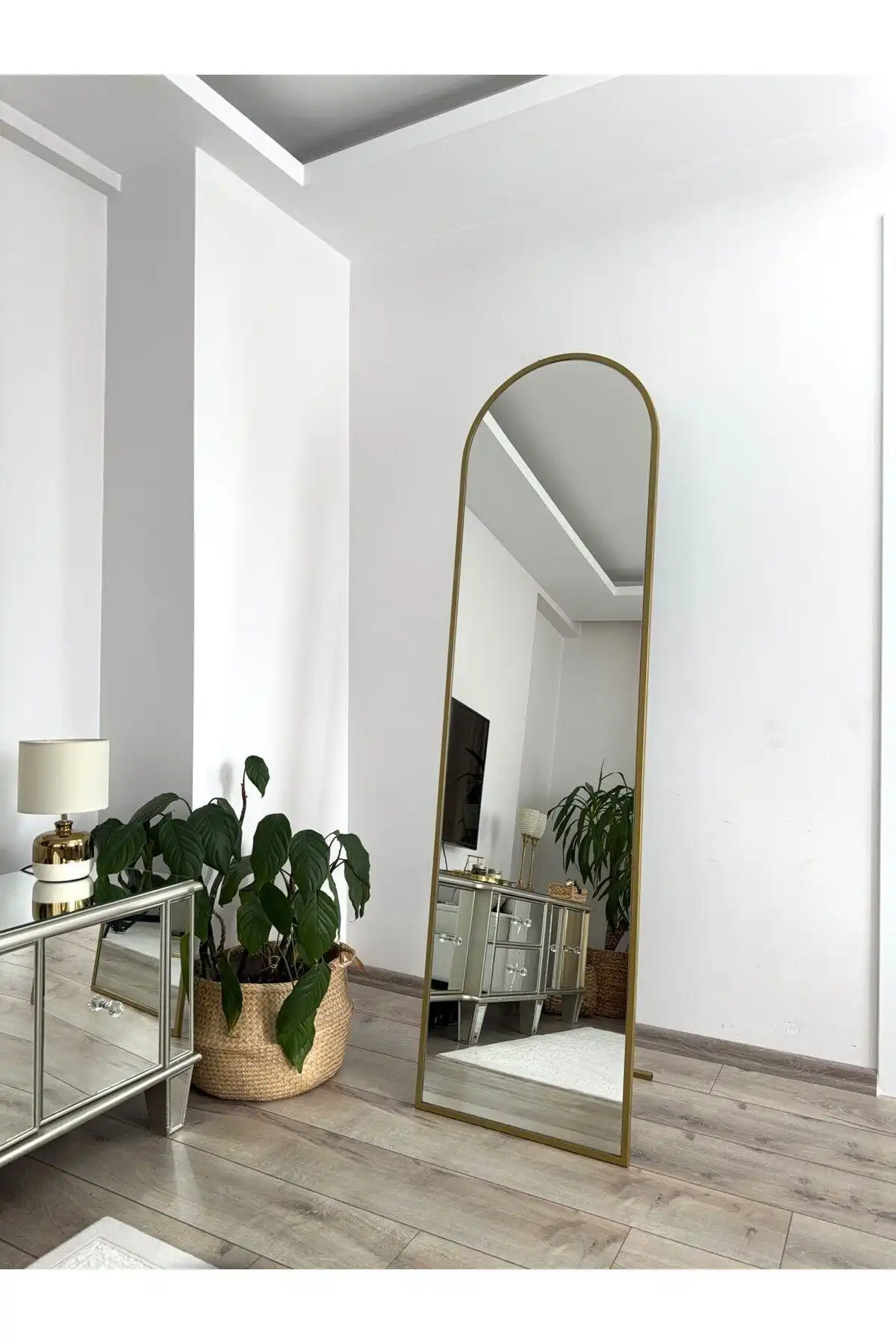 EFFE YAPI DEKOR Gold Metal Çerçeveli Oval Ayaklı Boy Aynası Hakkında Bilgi