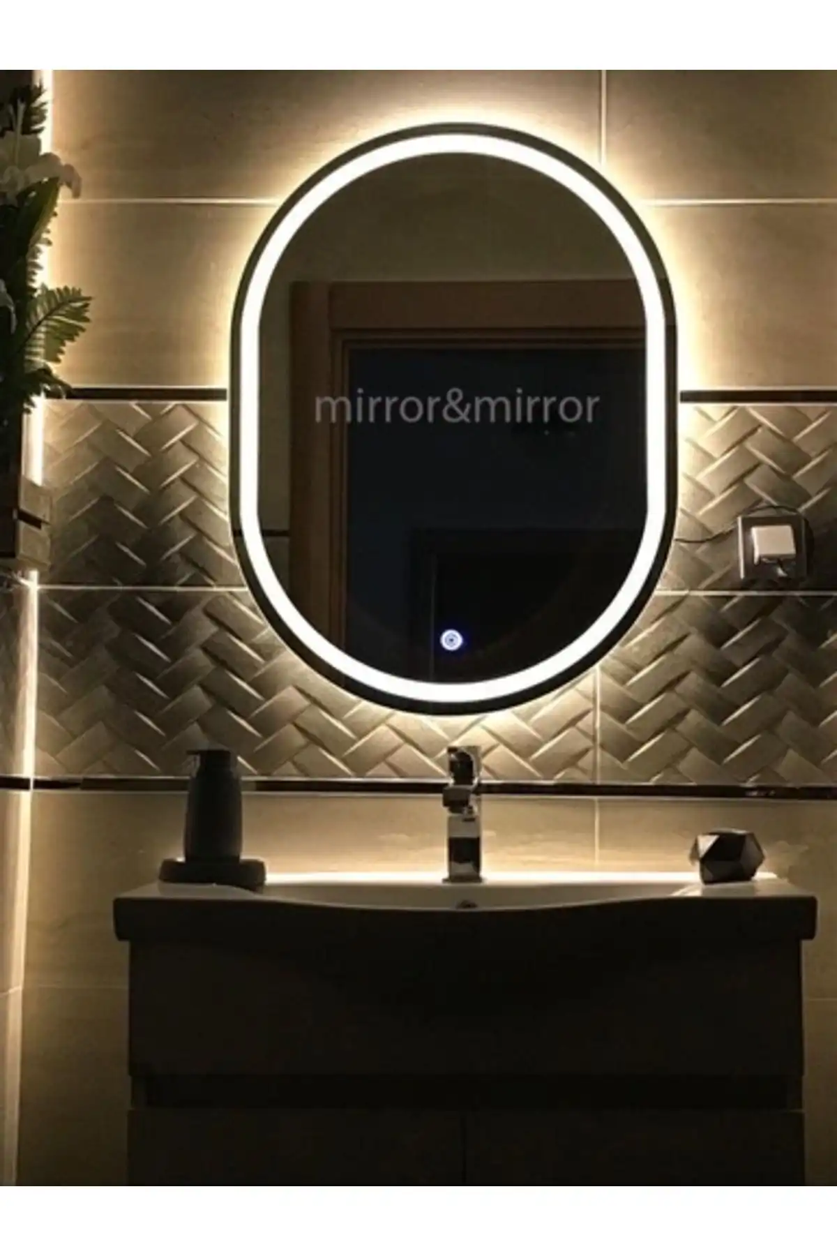 Oval LED'li Dokunmatik Kumlamalı Ayna ile Modern ve Şık Dekorasyon
