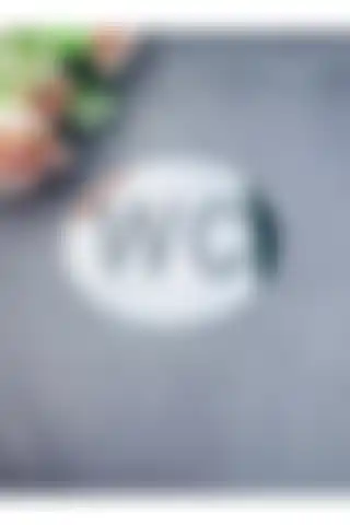 Ata Pleksi WC Tabelası: Estetik ve Kullanışlı Tasarım ile Mekanlarınıza Şıklık Katın
