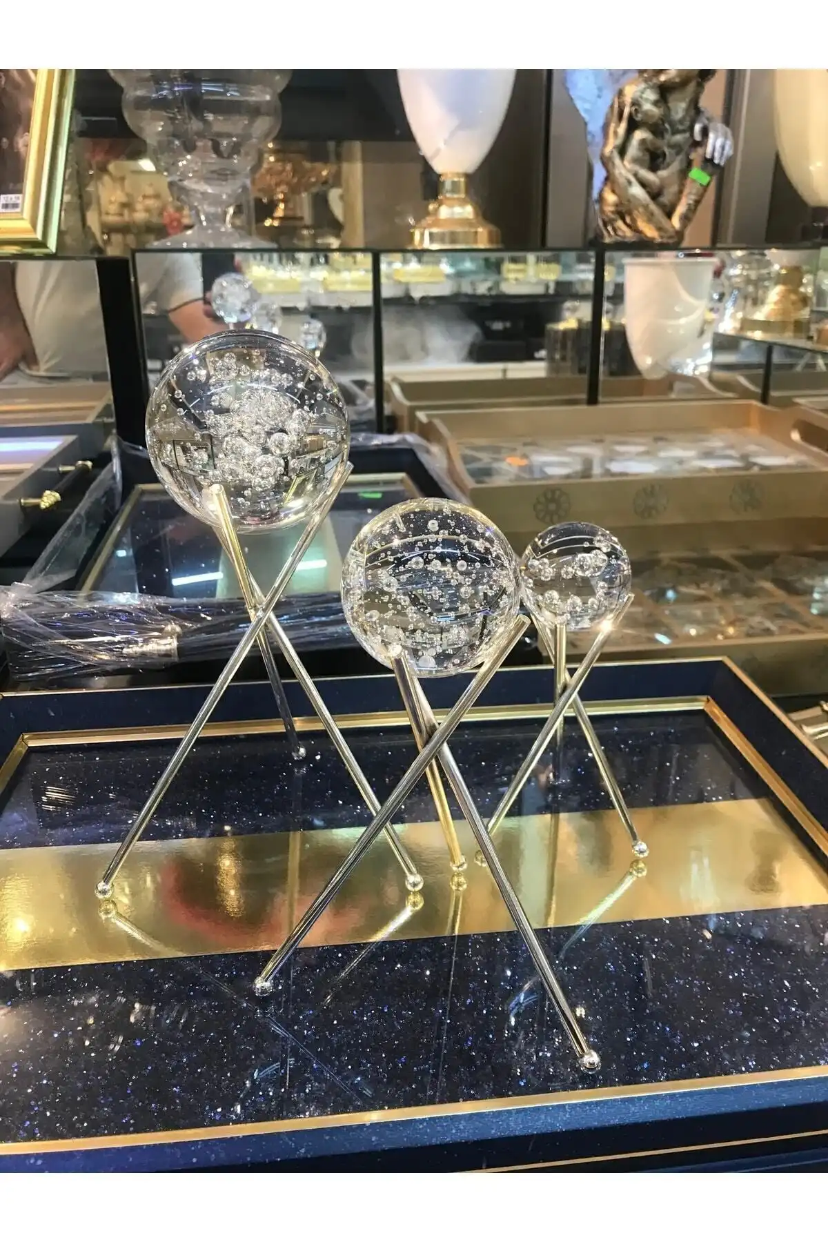 MerceeKristal 3'lü Küre Seti: Gümüş Metal Ayaklı Modern Tasarımla Şıklık Katın
