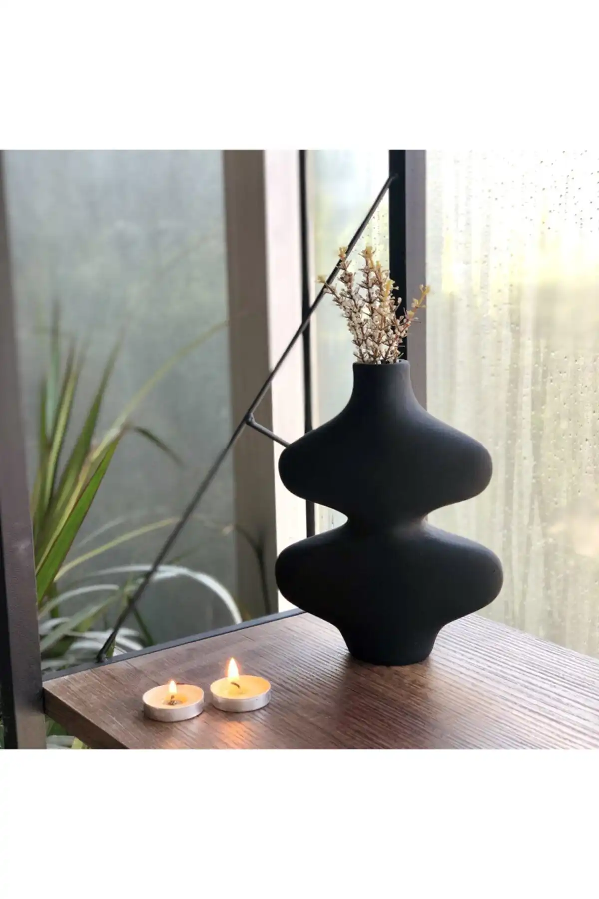 Thiramis Homeconcept Siyah Butterfly Vazo ile Modern ve Estetik Ev Dekorasyonu