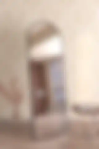Oval Siyah Metal Çerçeveli Ayaklı Influencer Boy Aynası ile Modern Dekorasyon