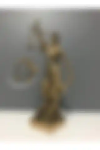 Adalet Heykeli (Themis) 31 Cm: Derin Sembolizmi ve Tasarımıyla Dekoratif Bir Parça