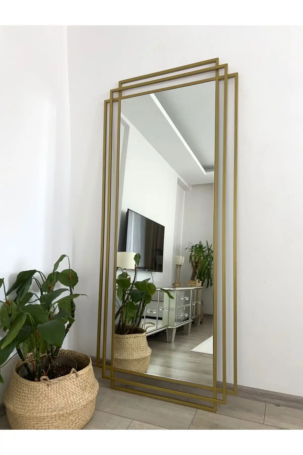 Gold Metal Çerçeveli Dekoratif Ayna: Modern ve Şık Tasarım Özellikleri