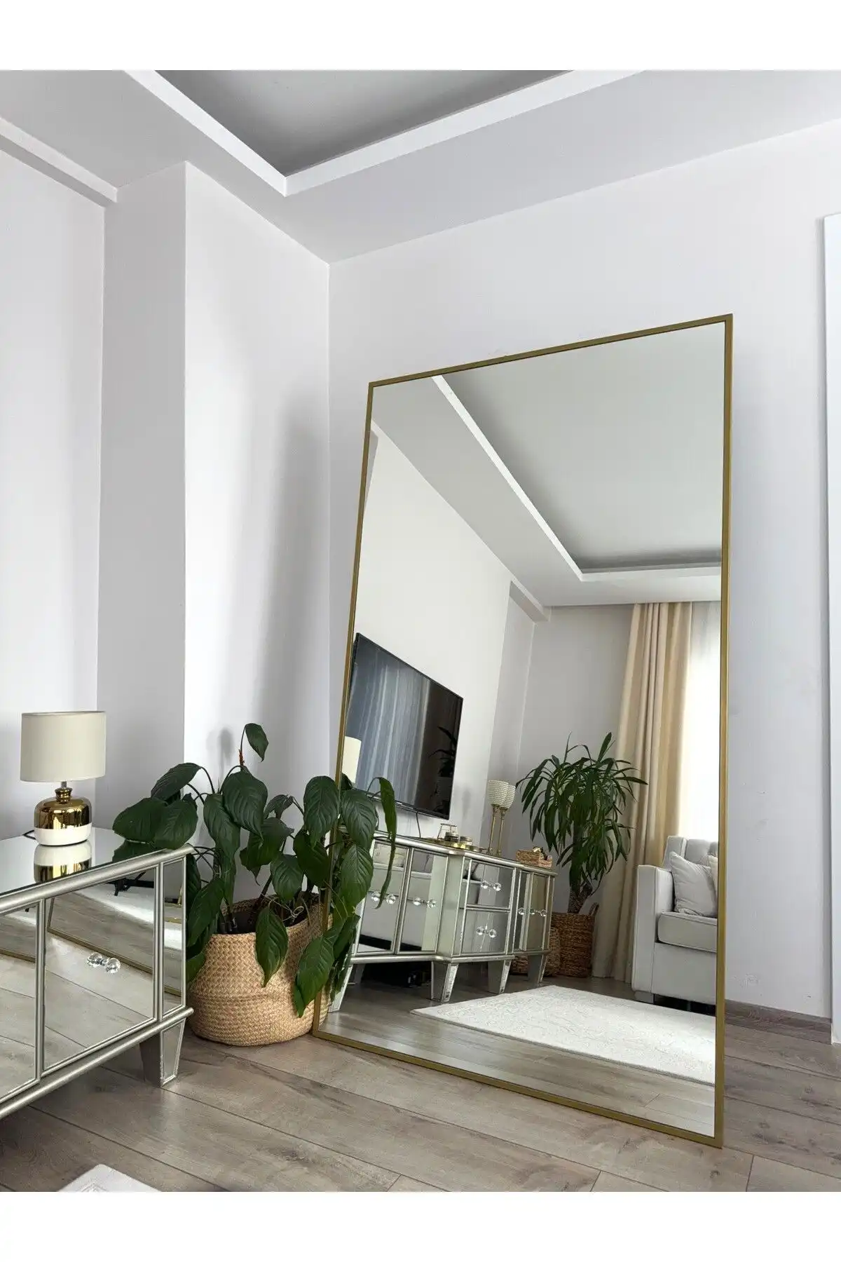 EFFE YAPI DEKOR Gold Metal Çerçeveli Ayna: Görünüm ve Fonksiyonellik
